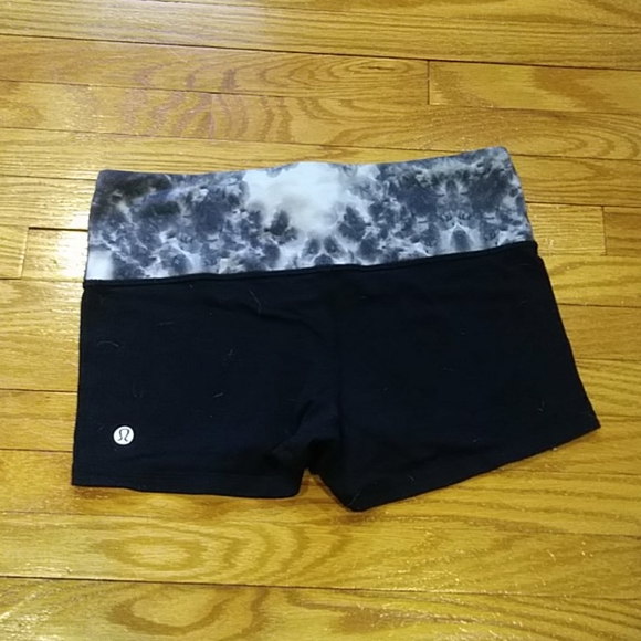Tie-dye patterned booty shorts - Picture 2 of 2